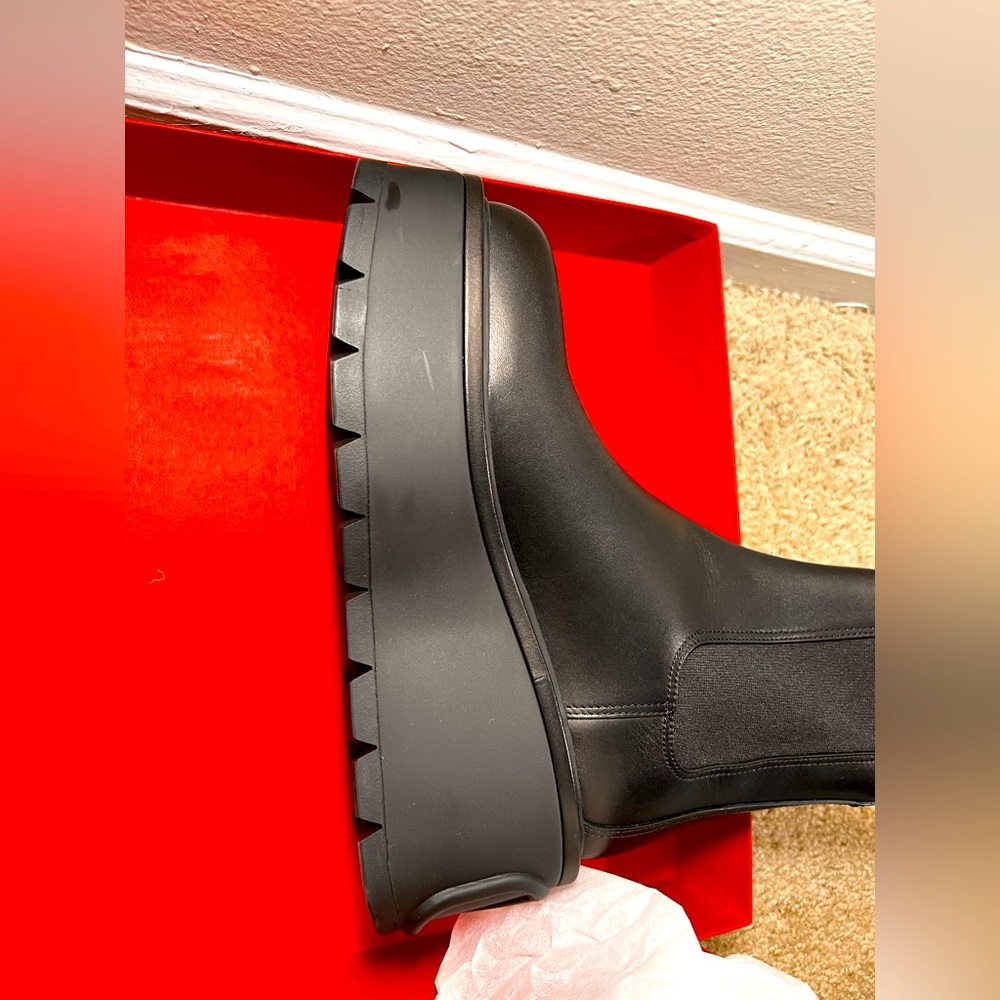VALENTINO GARAVANI
Leather Chelsea Boots